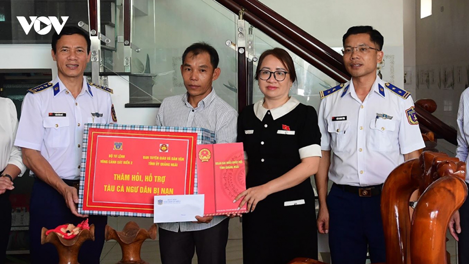Vùng Cảnh sát biển 2 tặng quà, tuyên truyền ngư dân chấp hành tốt các quy định IUU