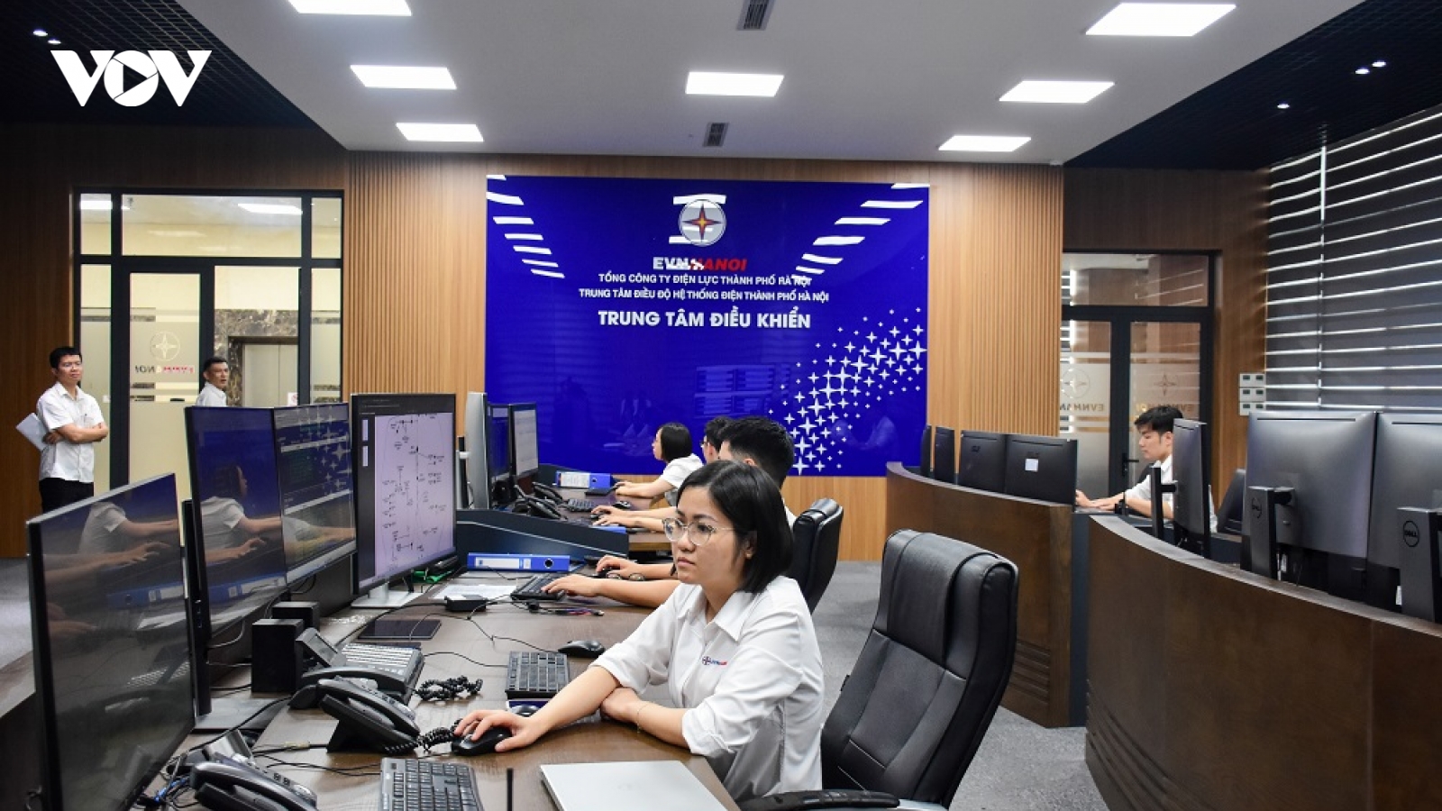 EVNHANOI nỗ lực bảo đảm nguồn điện phục vụ người dân Thủ đô trong ngày nắng nóng