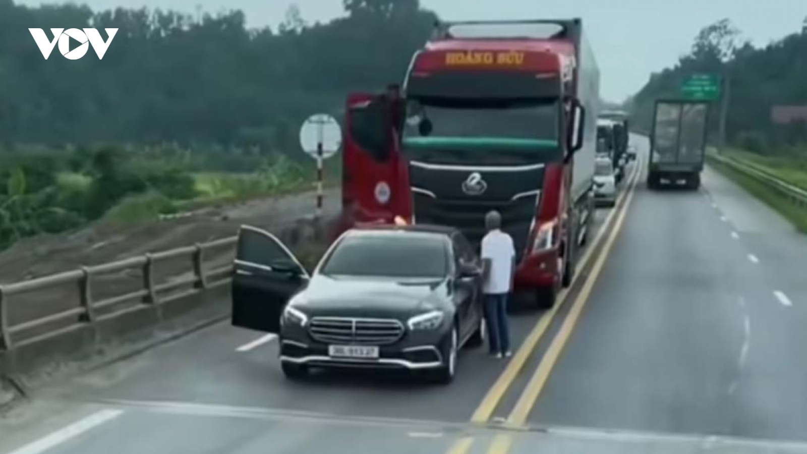 Bị nháy đèn xin vượt, tài xế dừng xe giữa cao tốc để tranh cãi, nhận cái kết đắng