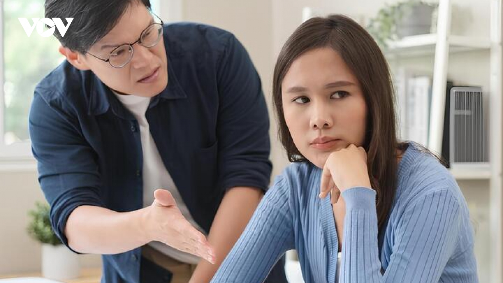 Vợ tôi lương chỉ 8 triệu đồng nhưng mỗi tháng vẫn cho em trai 2 triệu tiêu vặt