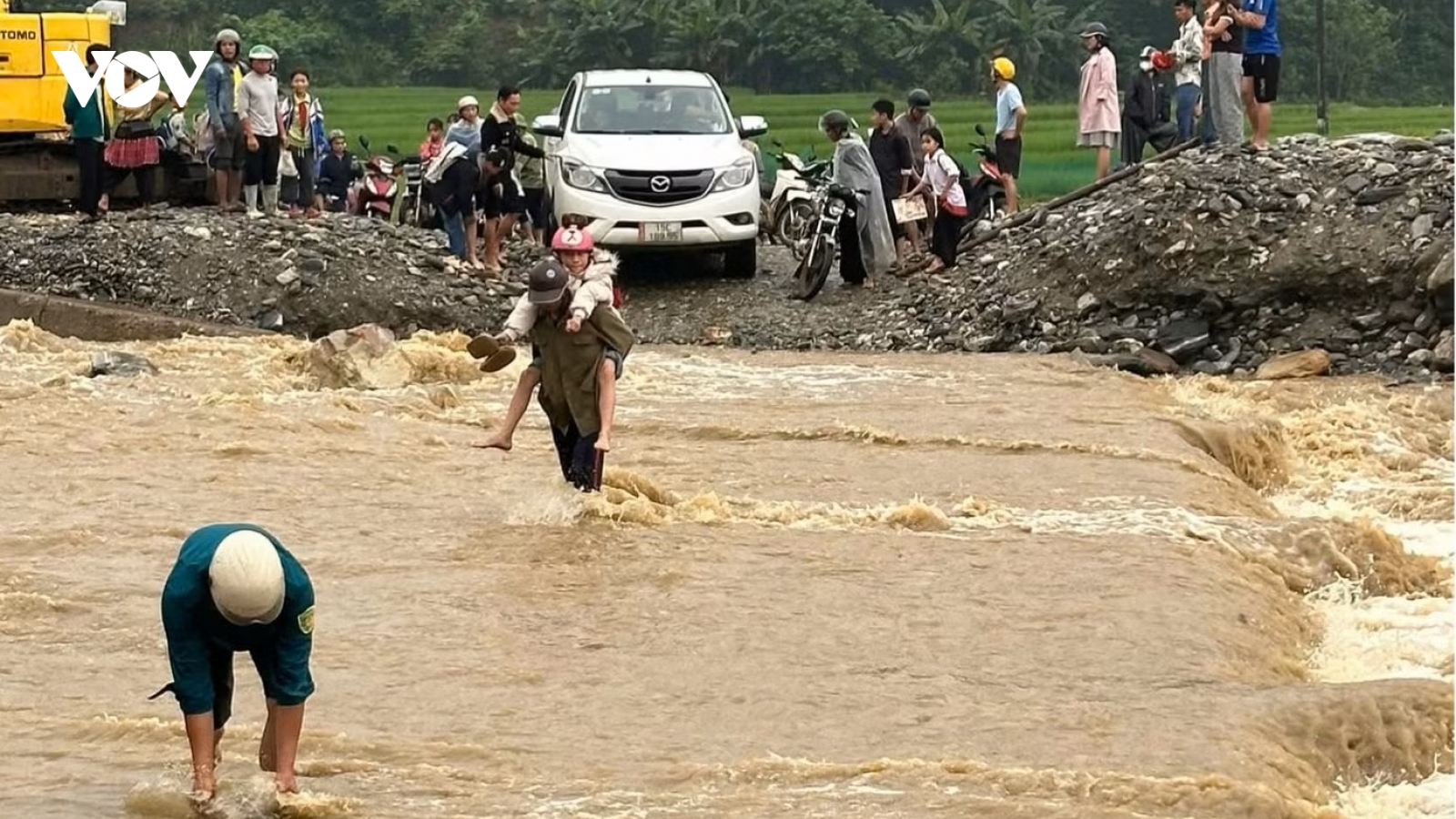 Mưa lớn kéo dài, công an dùng xe chuyên dụng chở học sinh vượt suối đến trường