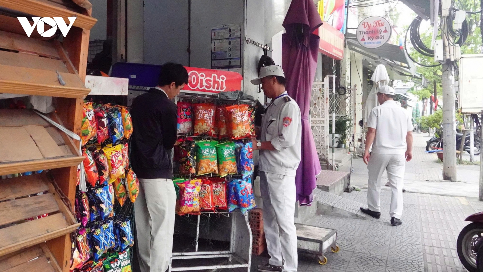 Bố trí tạm hộ buôn bán vỉa hè vào khu đất trống để tránh đứt gãy sinh kế