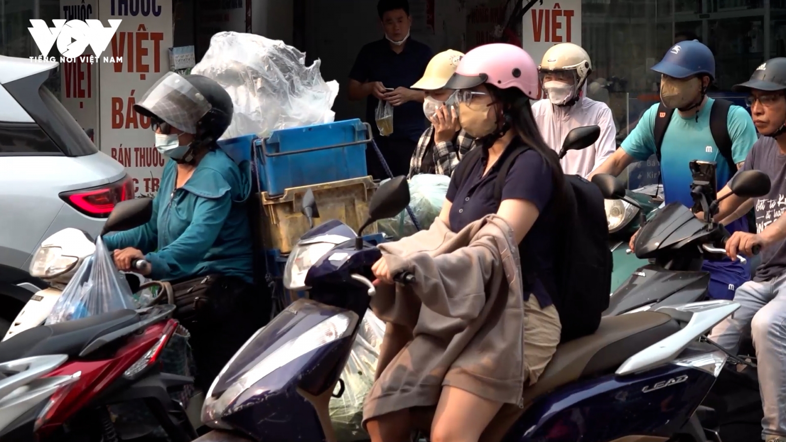 Hà Nội nắng nóng gay gắt, người lao động che chắn kín mít làm việc ngoài trời