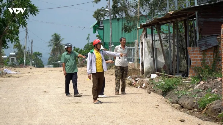 Người dân Chư A Thai đồng lòng hiến đất mở đường, xây dựng nông thôn mới