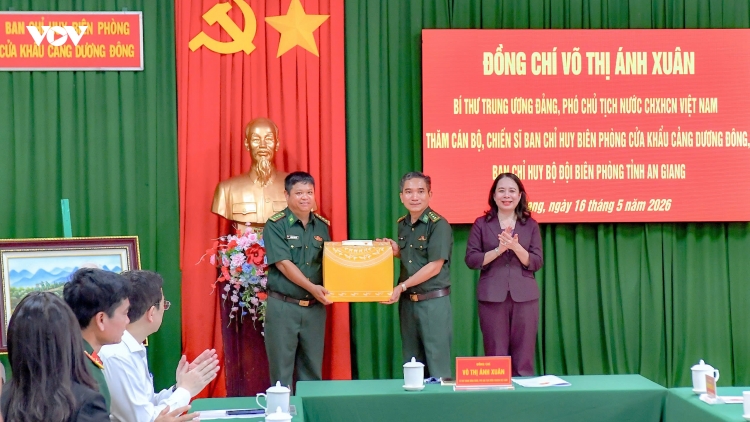 Phó Chủ tịch nước thăm Ban Chỉ huy biên phòng Cửa khẩu cảng Dương Đông, An Giang