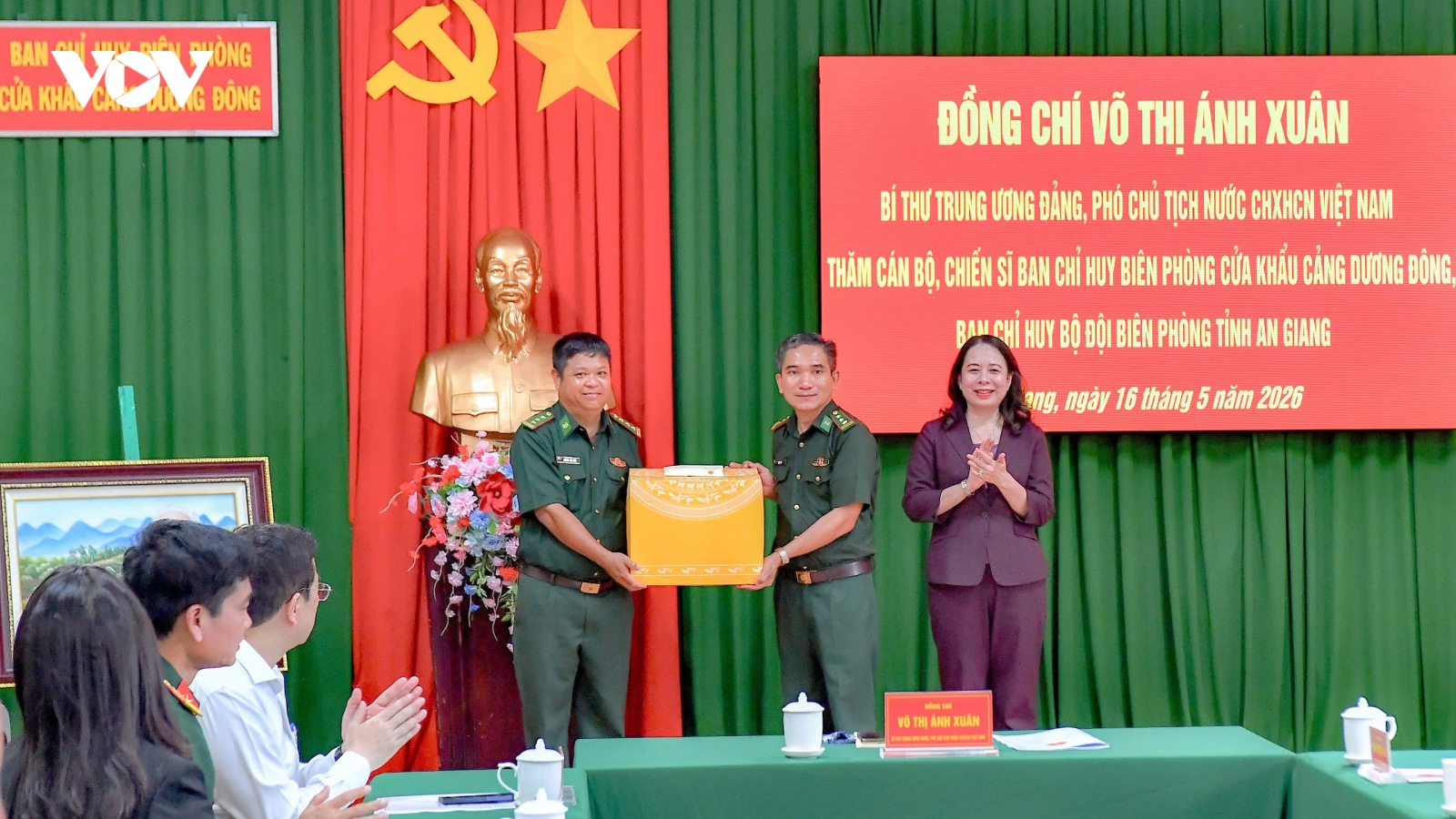 Phó Chủ tịch nước thăm Ban Chỉ huy biên phòng Cửa khẩu cảng Dương Đông, An Giang