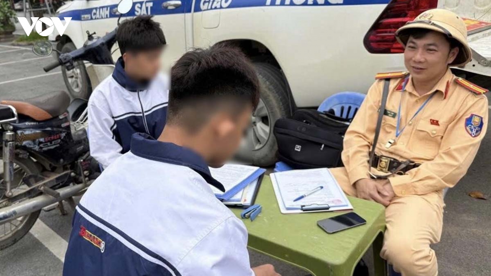 Hàng loạt học sinh ở Hà Nội vi phạm giao thông bị CSGT ghi hình, xử lý