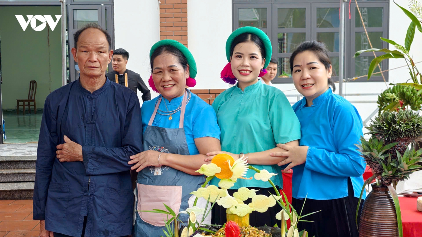 Đi Hội Kiêng gió thi xào phở, thêu áo người Dao