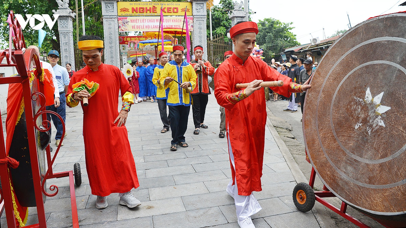Độc đáo nghi thức “Phong áo Phật” tại Lễ hội làng Keo, Hà Nội