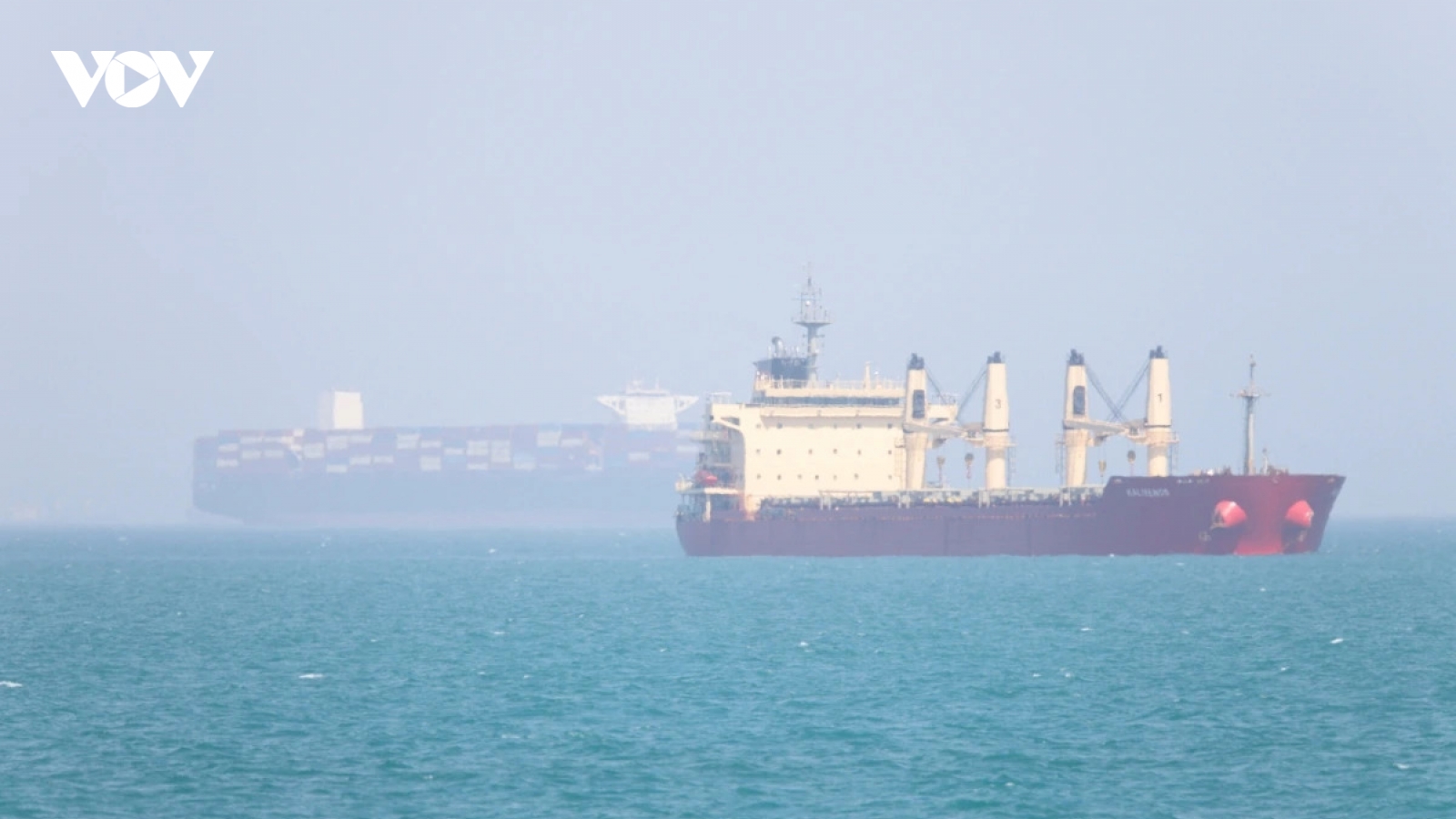 Tehran cáo buộc Washington gây sức ép, Mỹ nổ súng vào tàu Iran