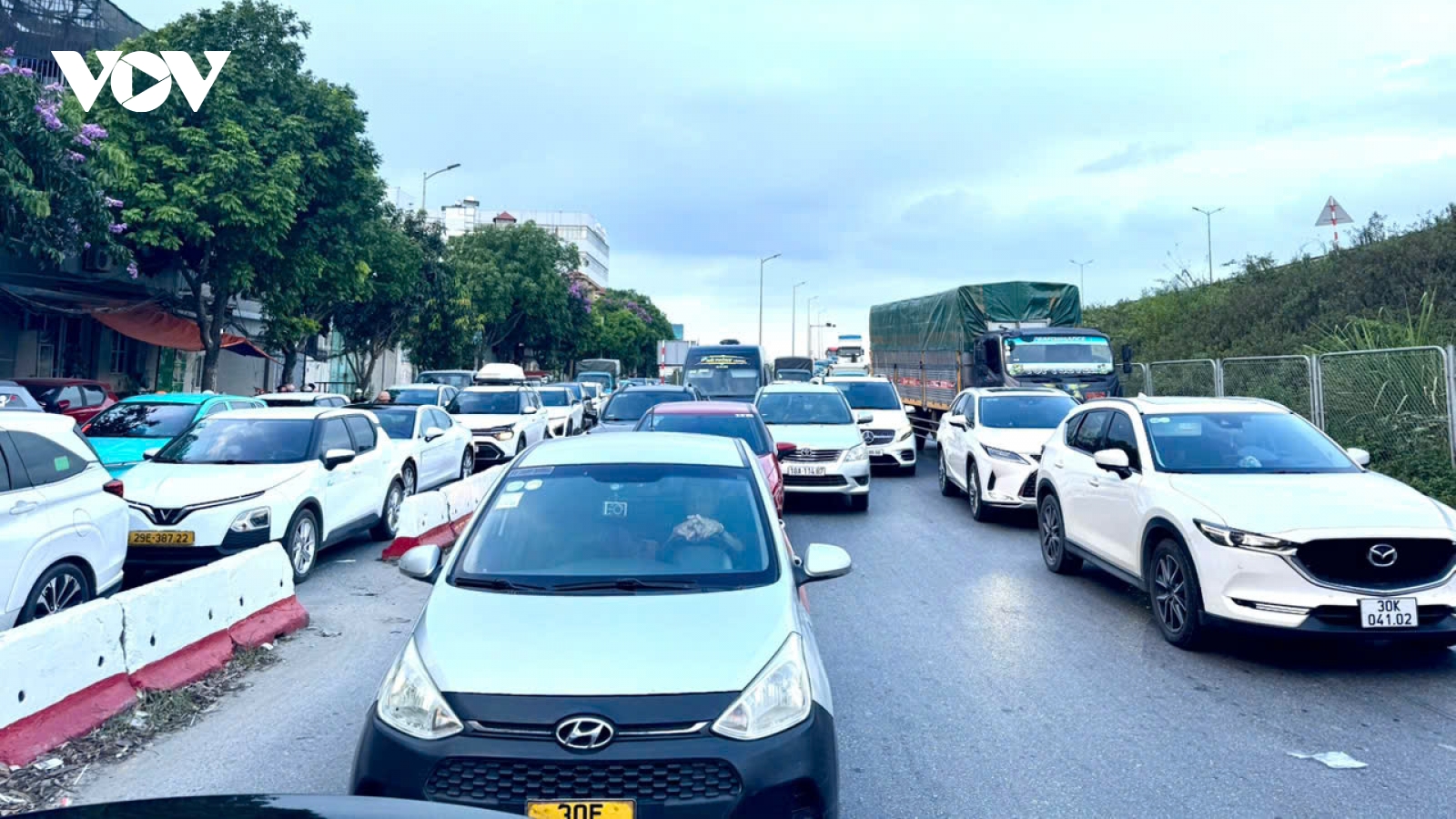 Dòng người trở lại Thủ đô tăng vọt, nhiều tuyến cửa ngõ quá tải