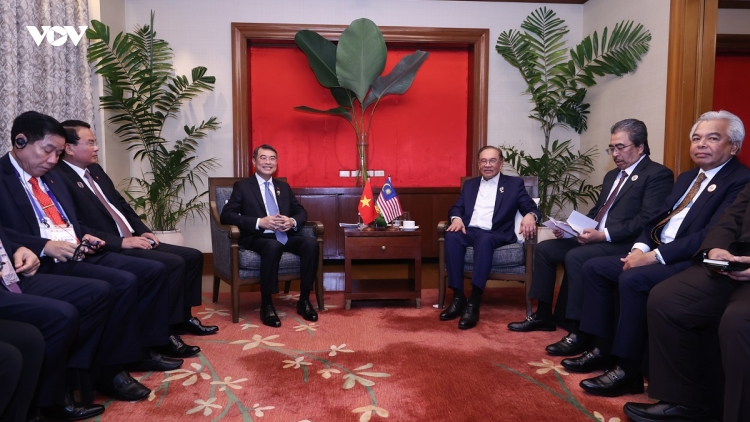 Thủ tướng Lê Minh Hưng gặp Thủ tướng Malaysia Anwar Ibrahim