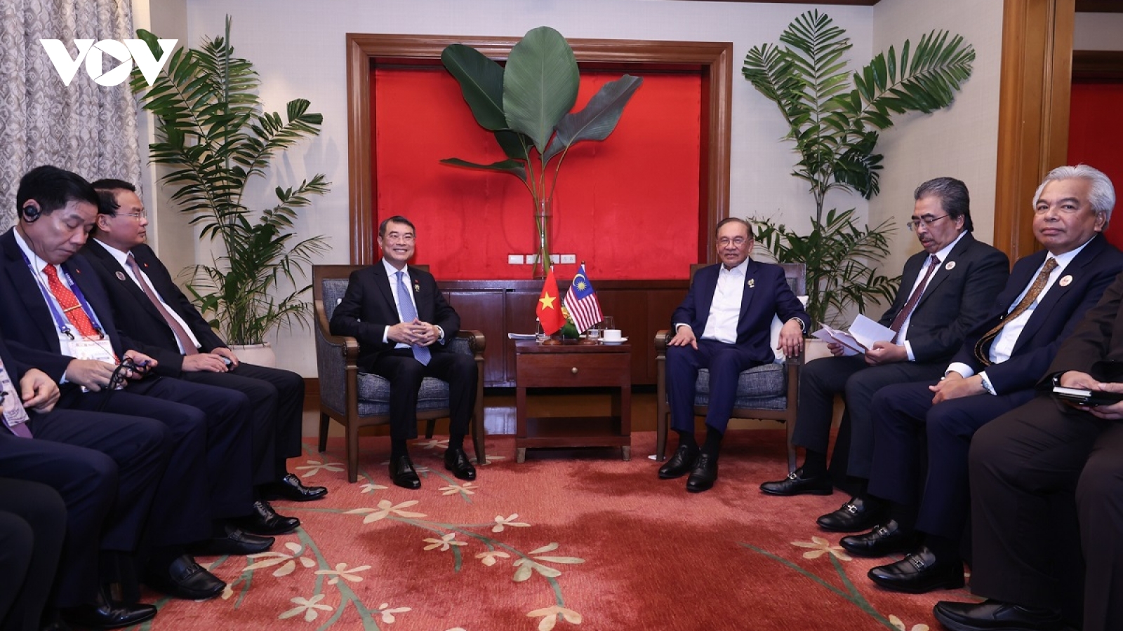 Thủ tướng Lê Minh Hưng gặp Thủ tướng Malaysia Anwar Ibrahim