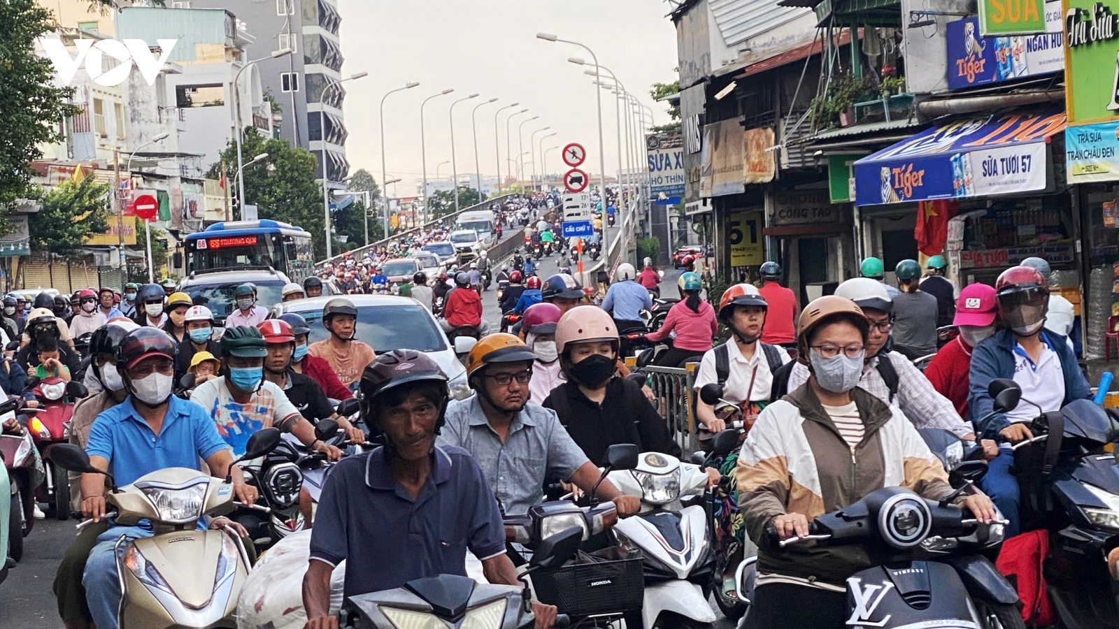 Người dân đổ về TP.HCM sau nghỉ lễ, giao thông ngày đầu đi làm đông đúc