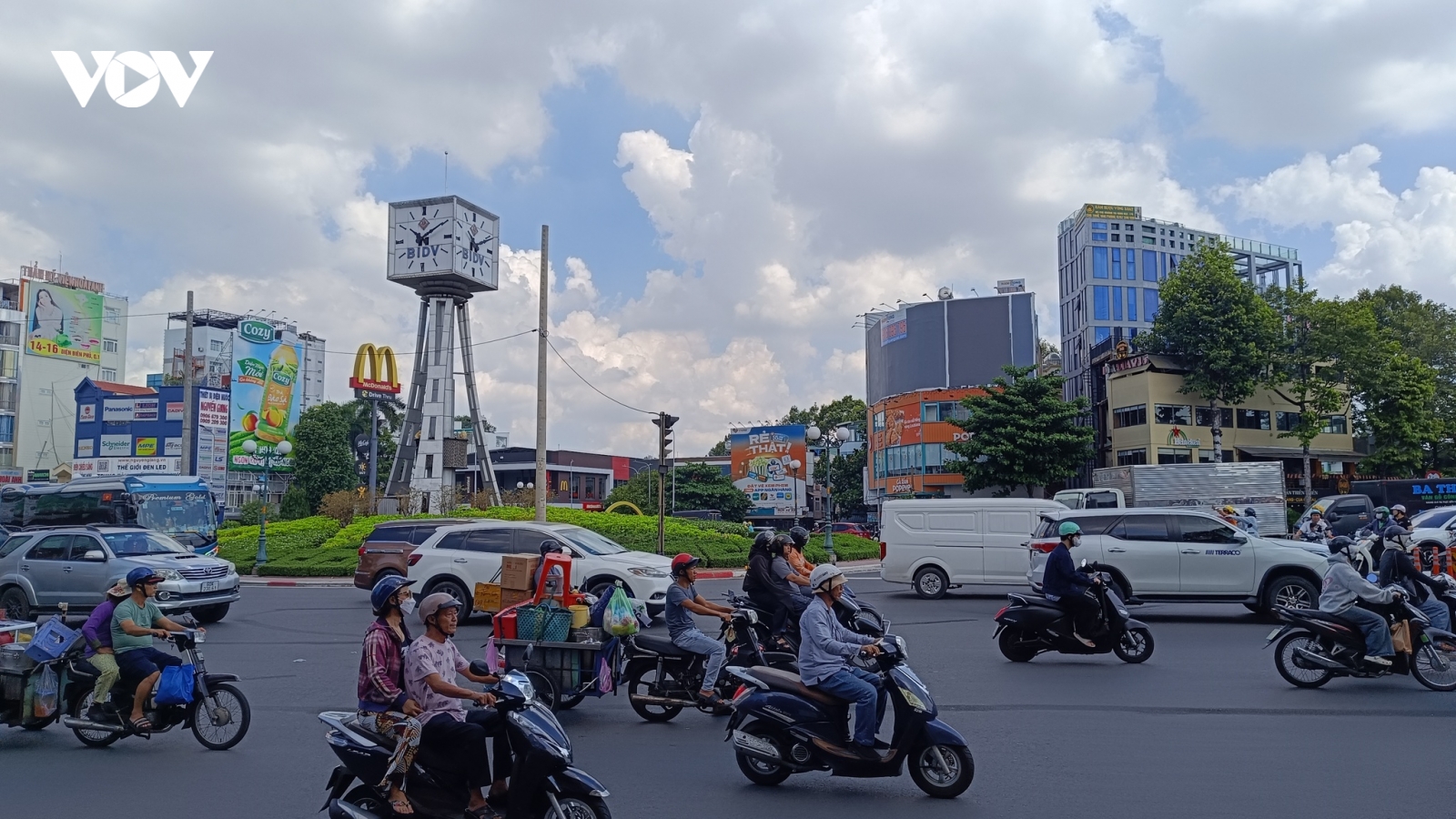 TP.HCM bỏ vòng xoay Điện Biên Phủ, dân lúng túng, đường vẫn ùn ứ nhẹ