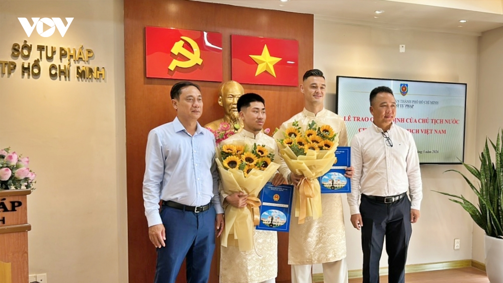 HLV Kim Sang Sik và ĐT Việt Nam đón liền 2 tin vui
