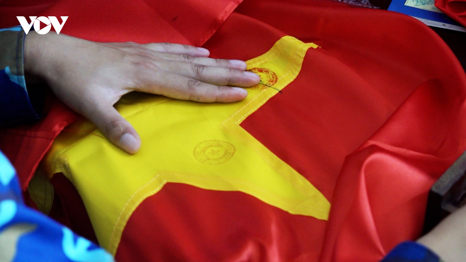 Hành trình lan tỏa tình yêu biển đảo từ những lá cờ Tổ quốc mang dấu Trường Sa