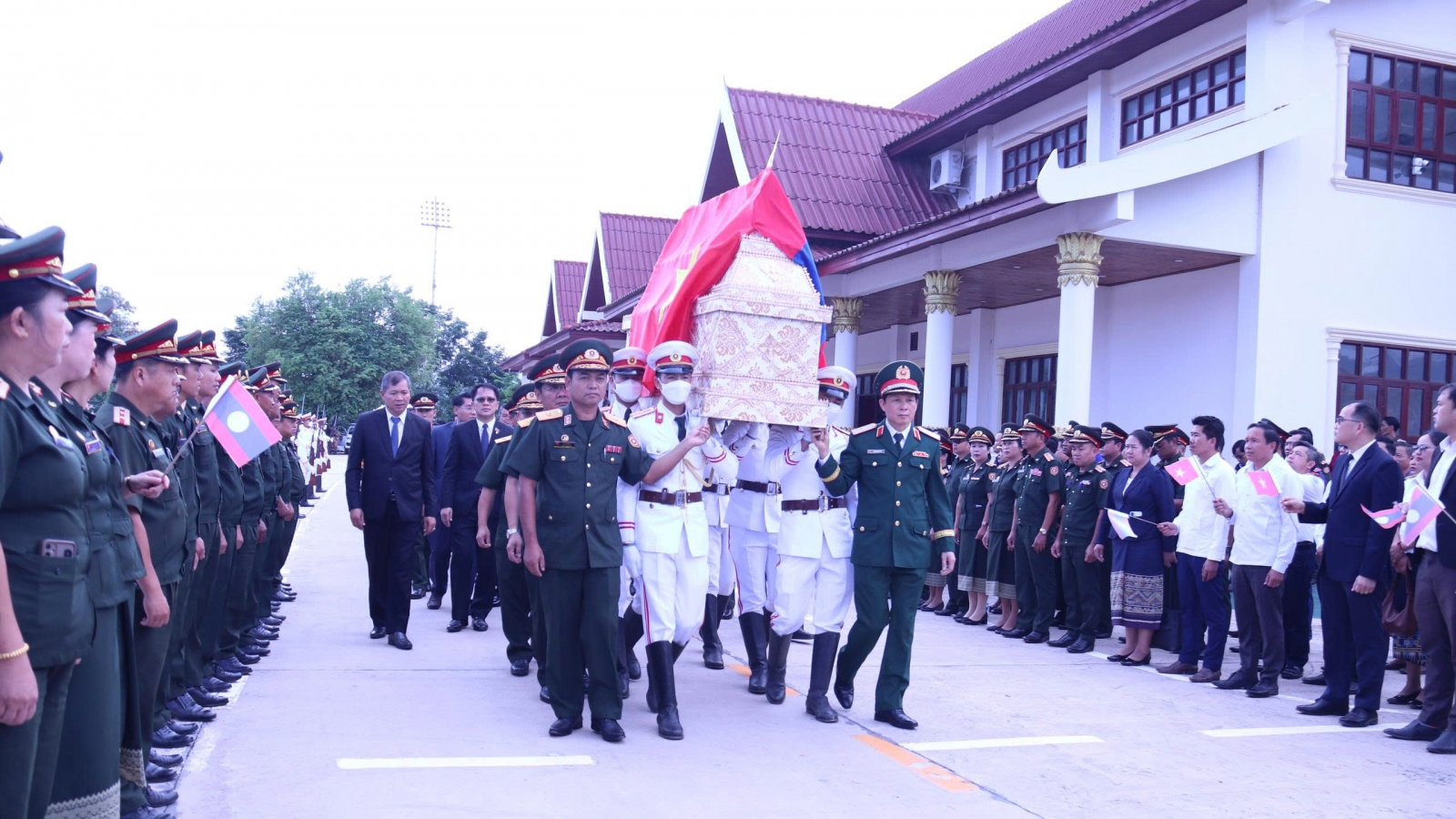 Đưa 9 liệt sĩ quân tình nguyện Việt Nam hy sinh tại Lào trở về đất mẹ