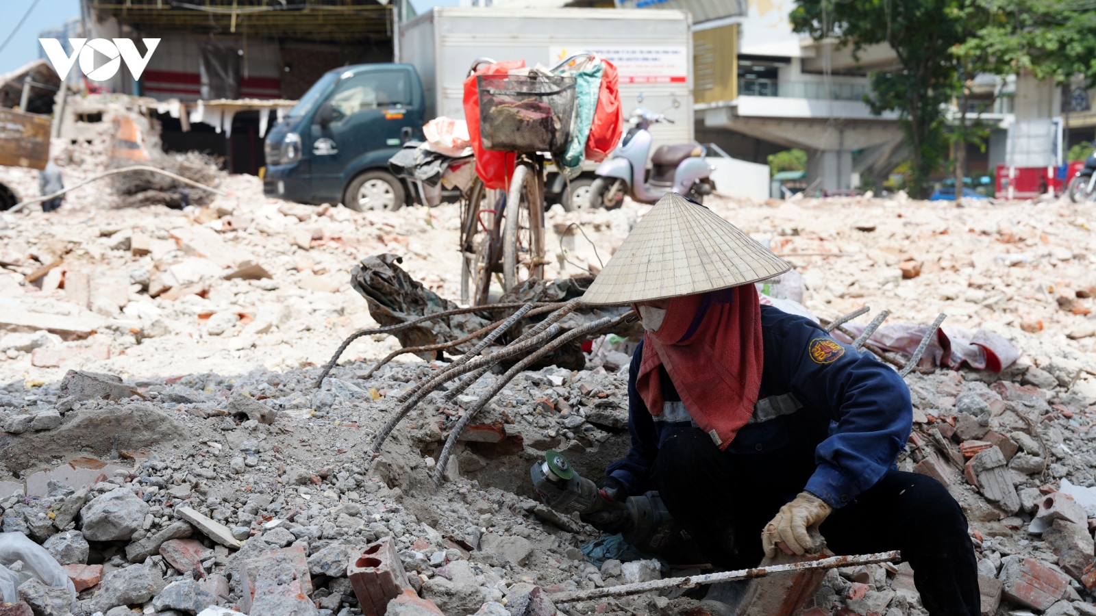 Nữ lao động tự do "đội nắng", kiếm tiền triệu ở công trường Vành đai 2,5 Hà Nội