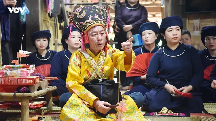 Cận cảnh thầy Then gieo quẻ làm lễ cầu an giải hạn của người Tày ở Thái Nguyên