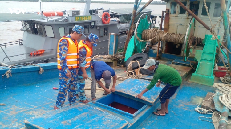 Bộ đội Biên phòng tỉnh Vĩnh Long xử lý 2 tàu cá khai thác hải sản gần bờ