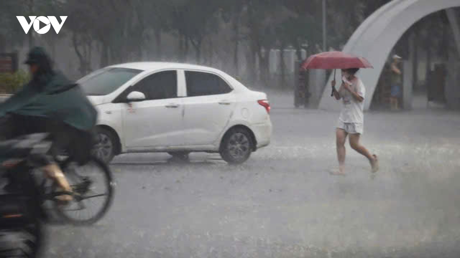 Hà Nội đón mưa lớn đầu mùa, nhiều tuyến đường ngập sâu, giao thông ùn tắc