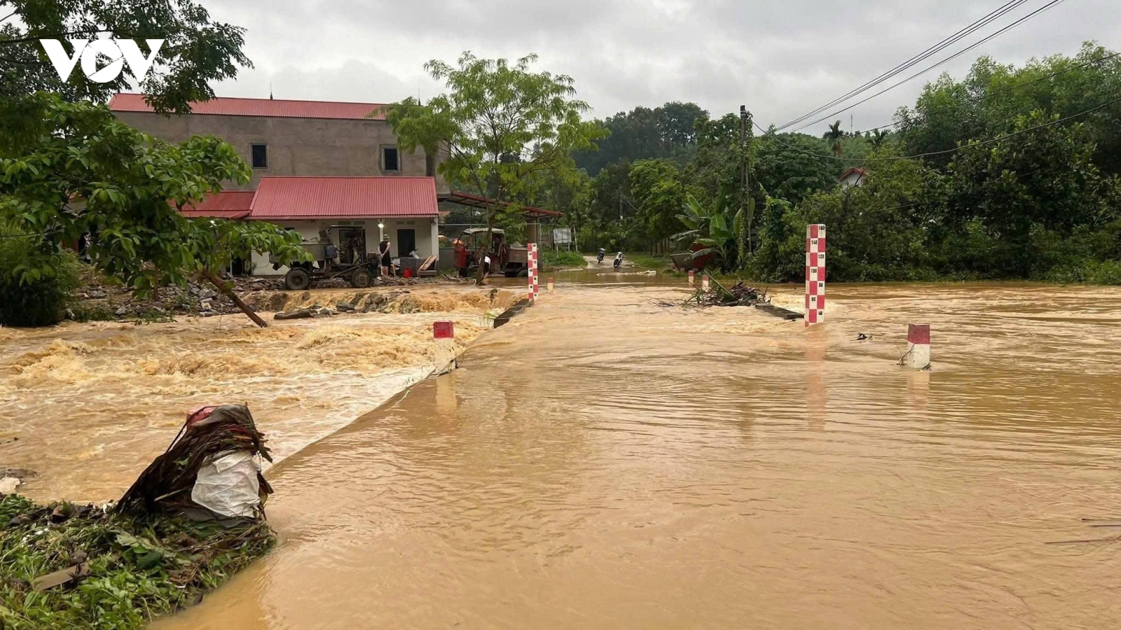Mưa lớn gây ngập lụt nghiêm trọng ở vùng cao Bắc Ninh, nhiều thôn bản bị cô lập