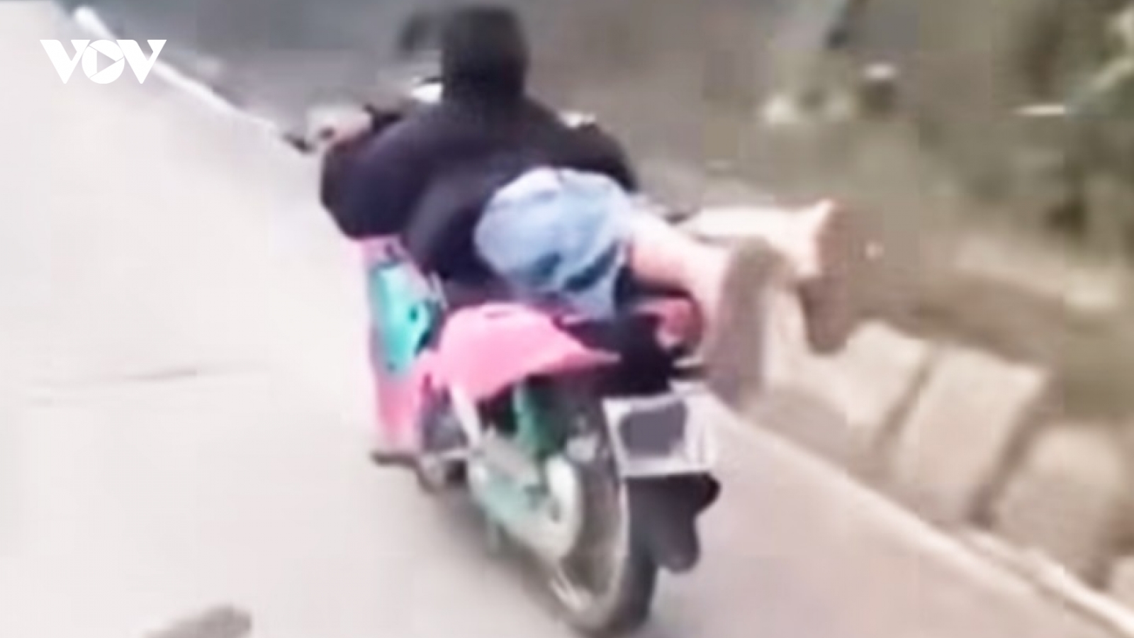 Nằm sấp lái mô tô để quay clip, nam thanh niên ở Lào Cai bị tịch thu phương tiện