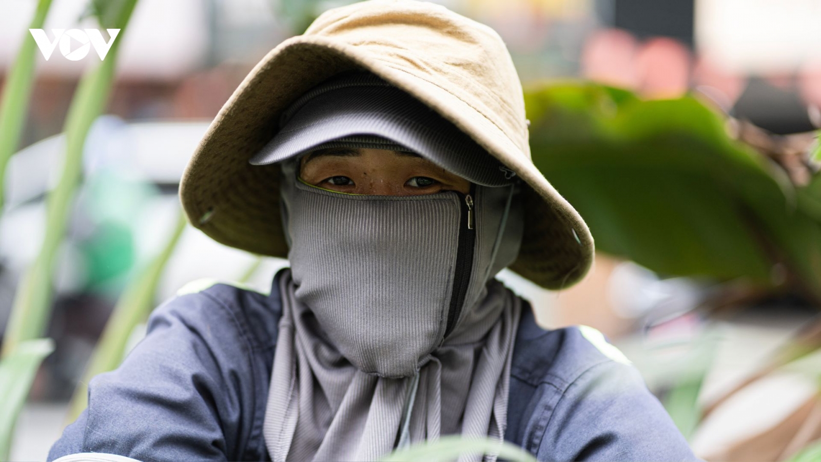 Người dân Hà Nội trùm kín như "ninja" để đối phó với nắng nóng đầu mùa