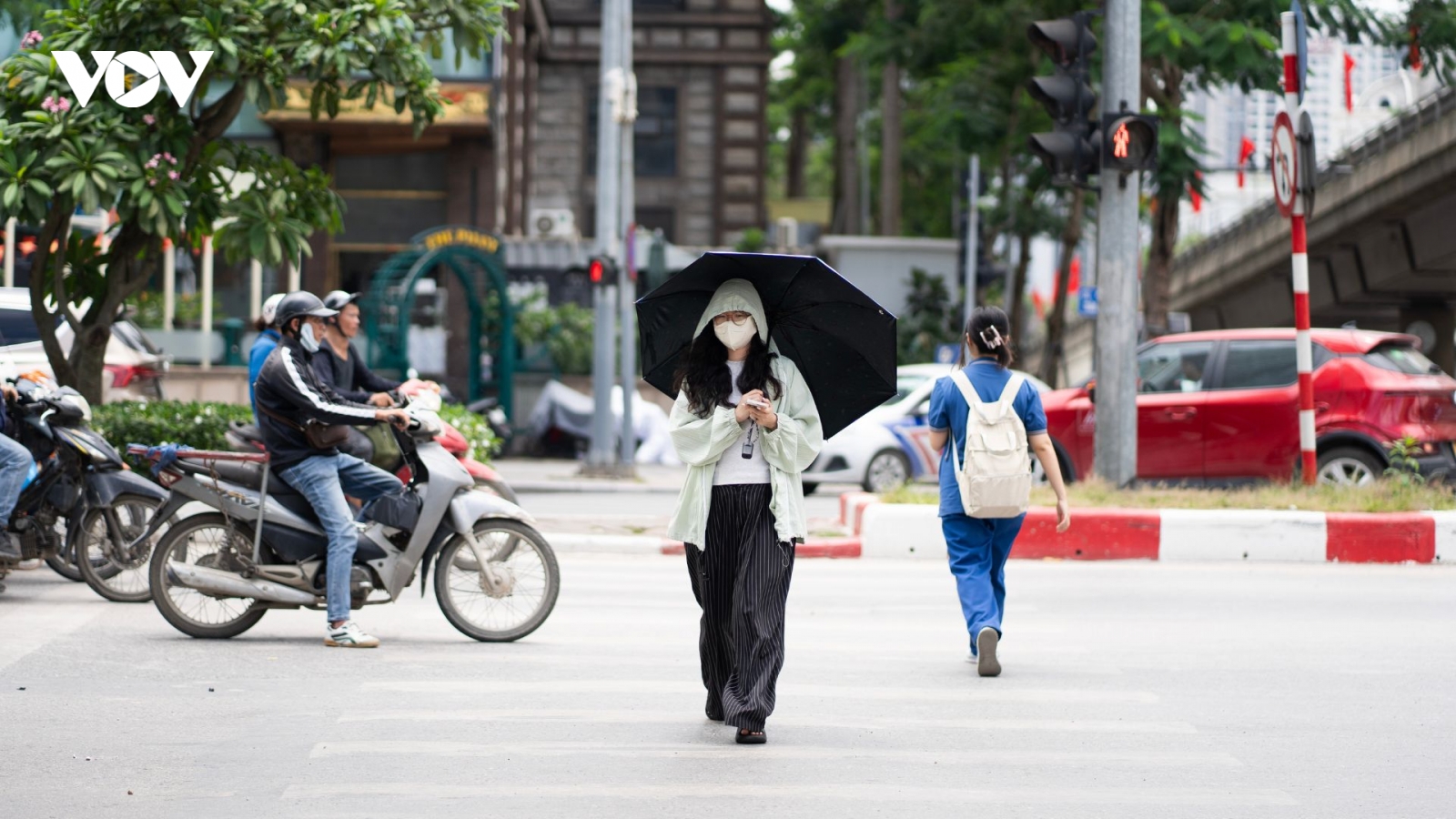 Nắng nóng cực đoan, người dân được khuyến cáo tránh ra ngoài khung giờ từ 10h-16h