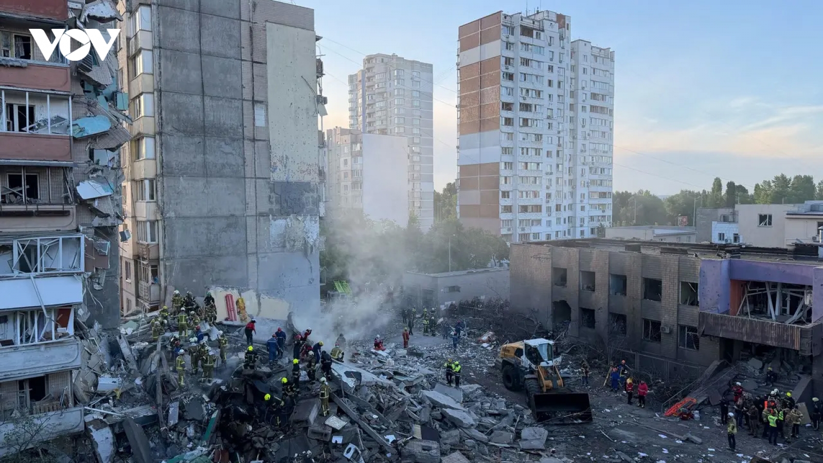 Ông Zelensky chỉ đạo quân đội Ukraine chuẩn bị đáp trả cuộc tập kích của Nga
