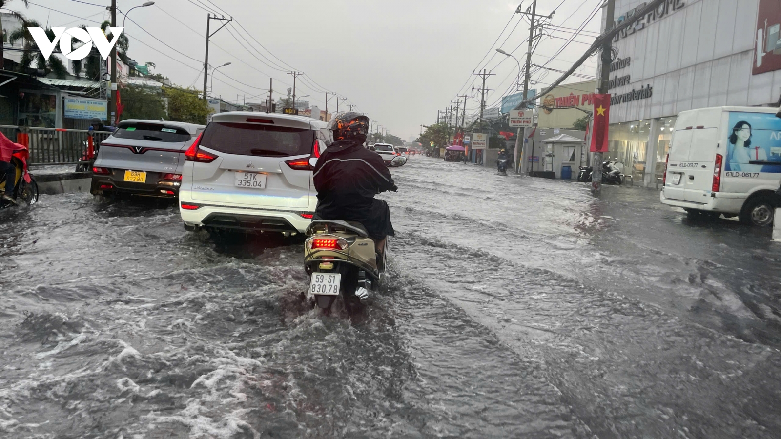 Mưa “giải nhiệt” gây ngập cục bộ tại TP.HCM, người đi chơi lễ bị gián đoạn