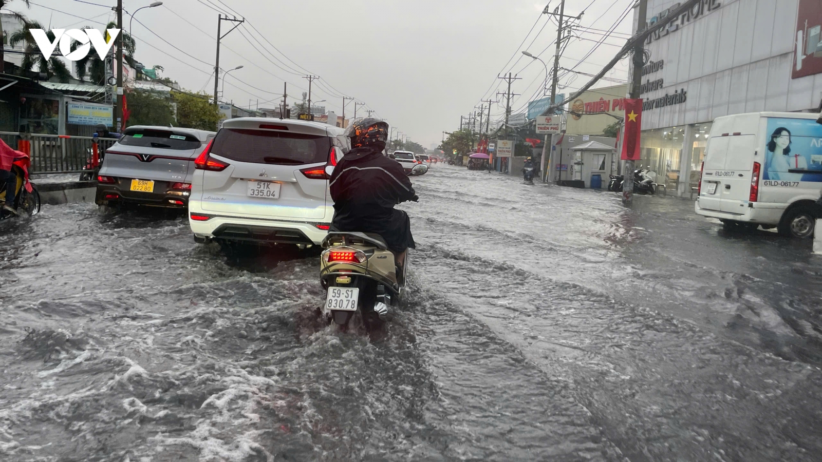 Mưa “giải nhiệt” gây ngập cục bộ tại TP.HCM, người đi chơi lễ bị gián đoạn