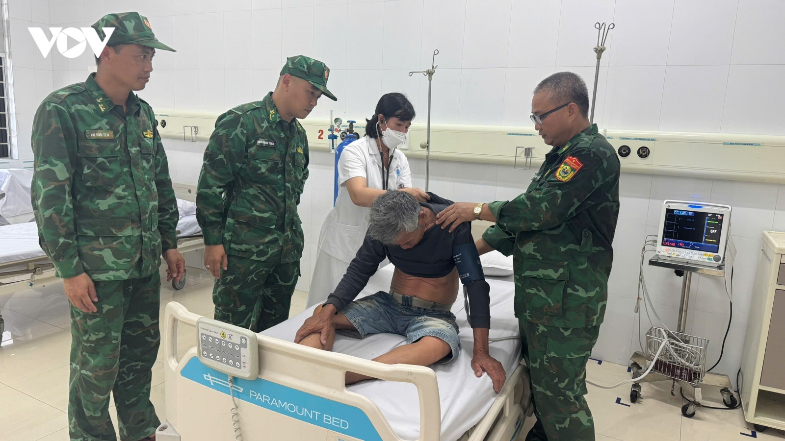 Hỗ trợ cấp cứu, điều trị cho ngư dân gặp nạn trên biển Bạch Long Vỹ