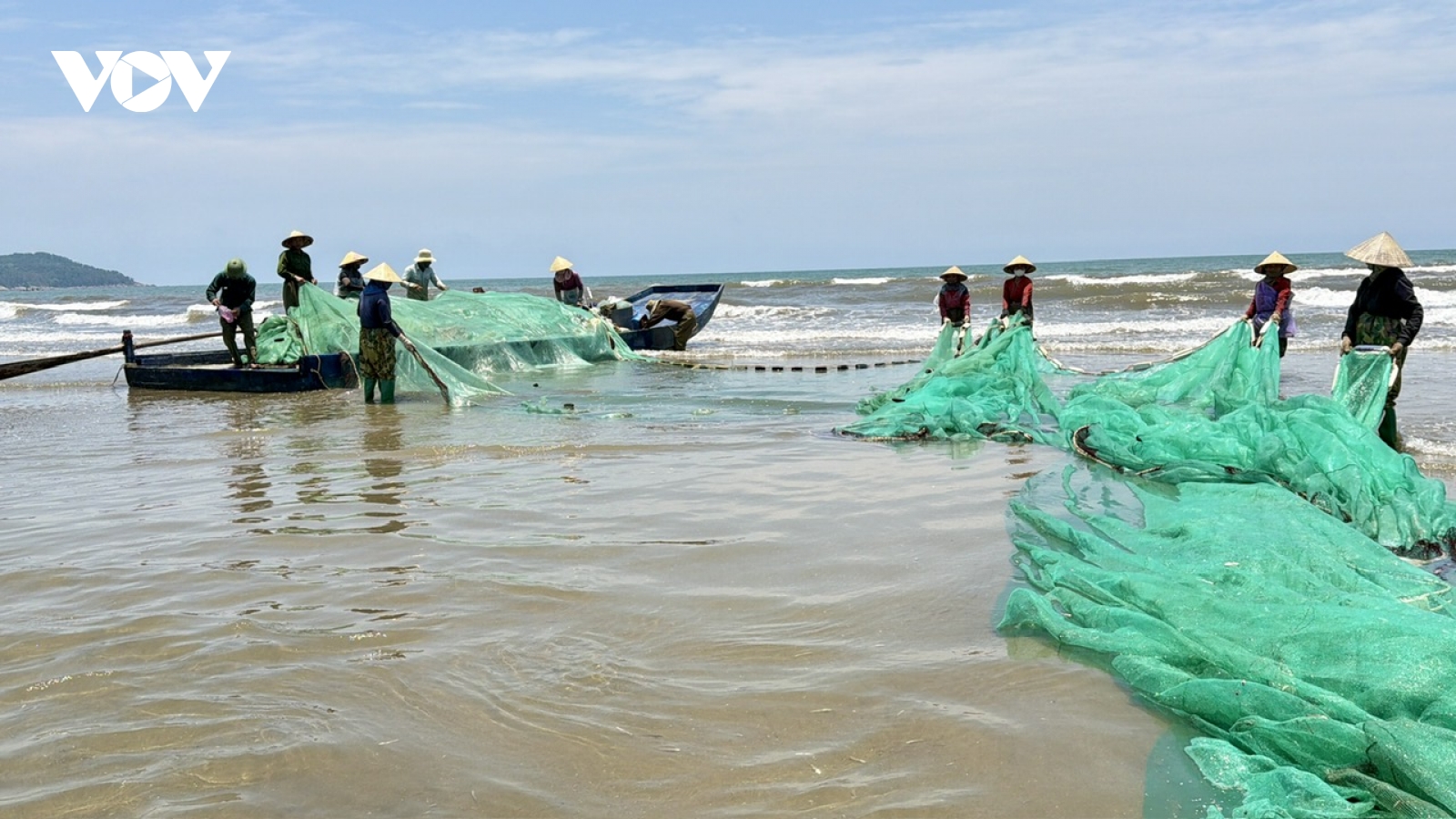 Cảnh nhộn nhịp kéo lưới của ngư dân Thanh Hóa: Tôm cá vừa cập bờ đã "cháy hàng"
