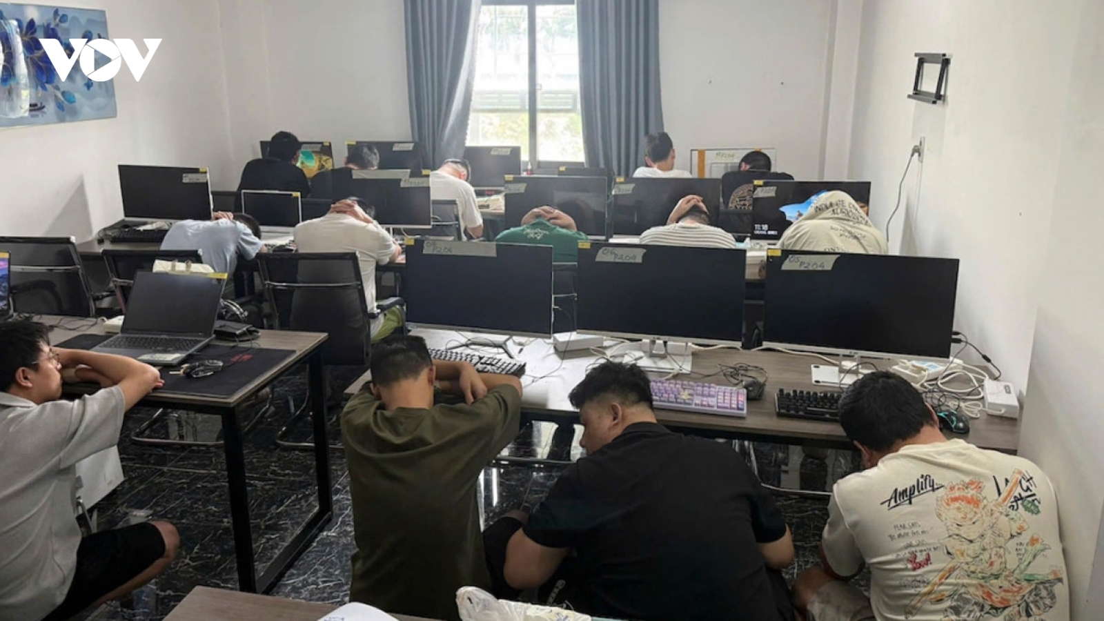Phát hiện gần 100 người nước ngoài thuê khách sạn, lắp máy móc nghi lừa đảo mạng