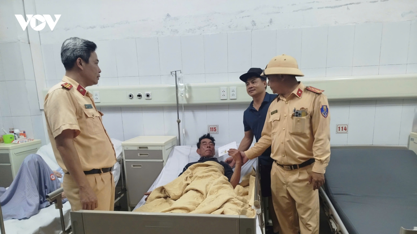 Chìm tàu cá, 4 ngư dân trôi dạt nhiều giờ trên vùng biển gần đặc khu Cô Tô