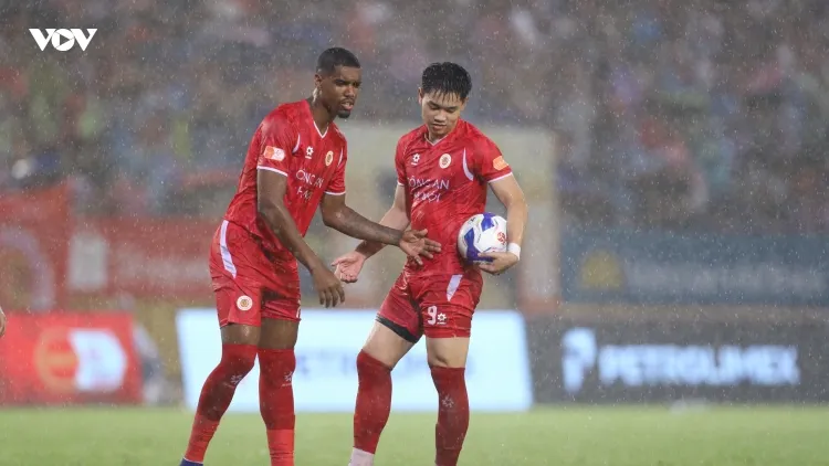 Alan và Đình Bắc tranh đá phạt đền trong ngày CLB CAHN vô địch V-League
