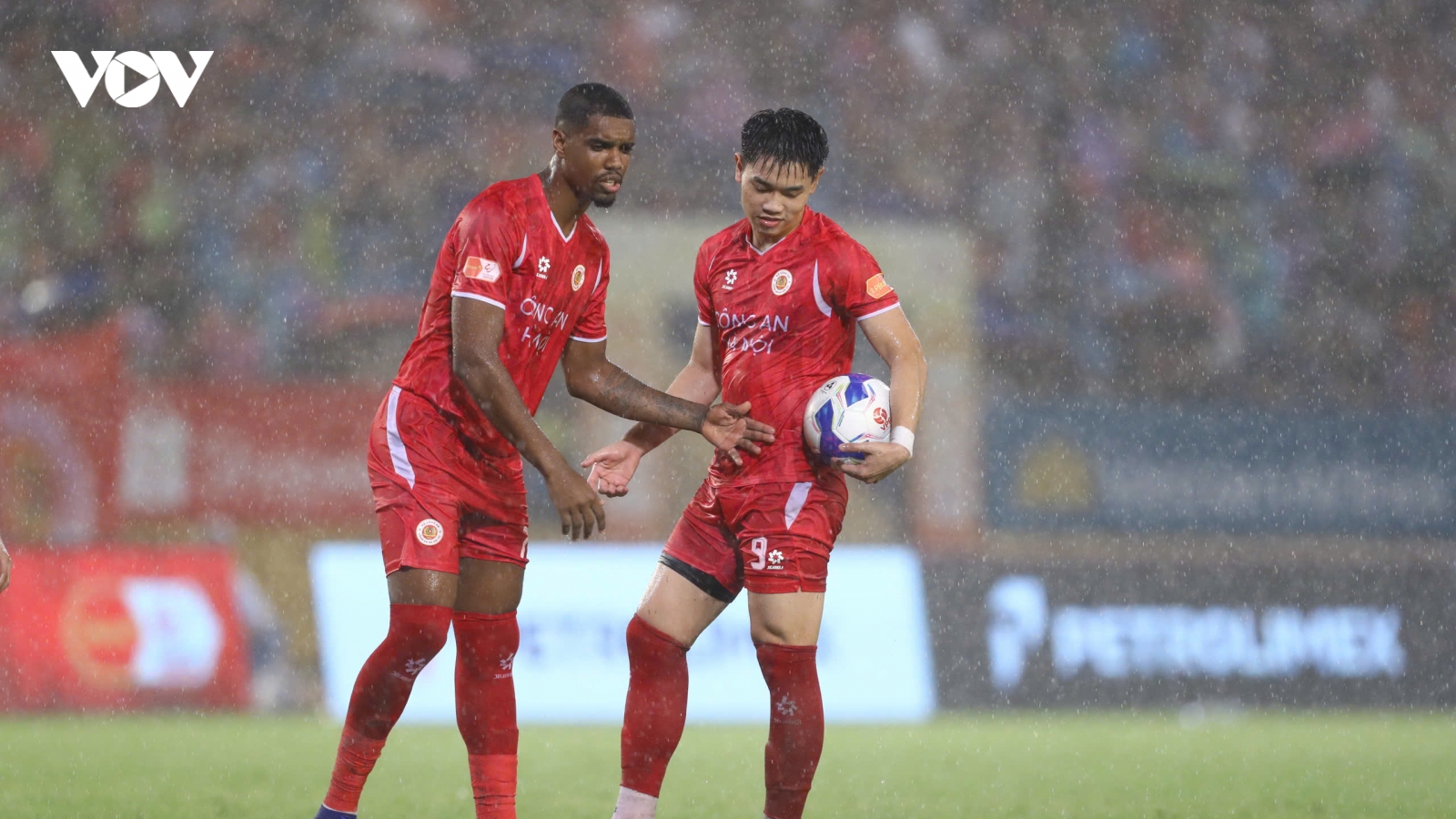 Alan và Đình Bắc tranh đá phạt đền trong ngày CLB CAHN vô địch V-League