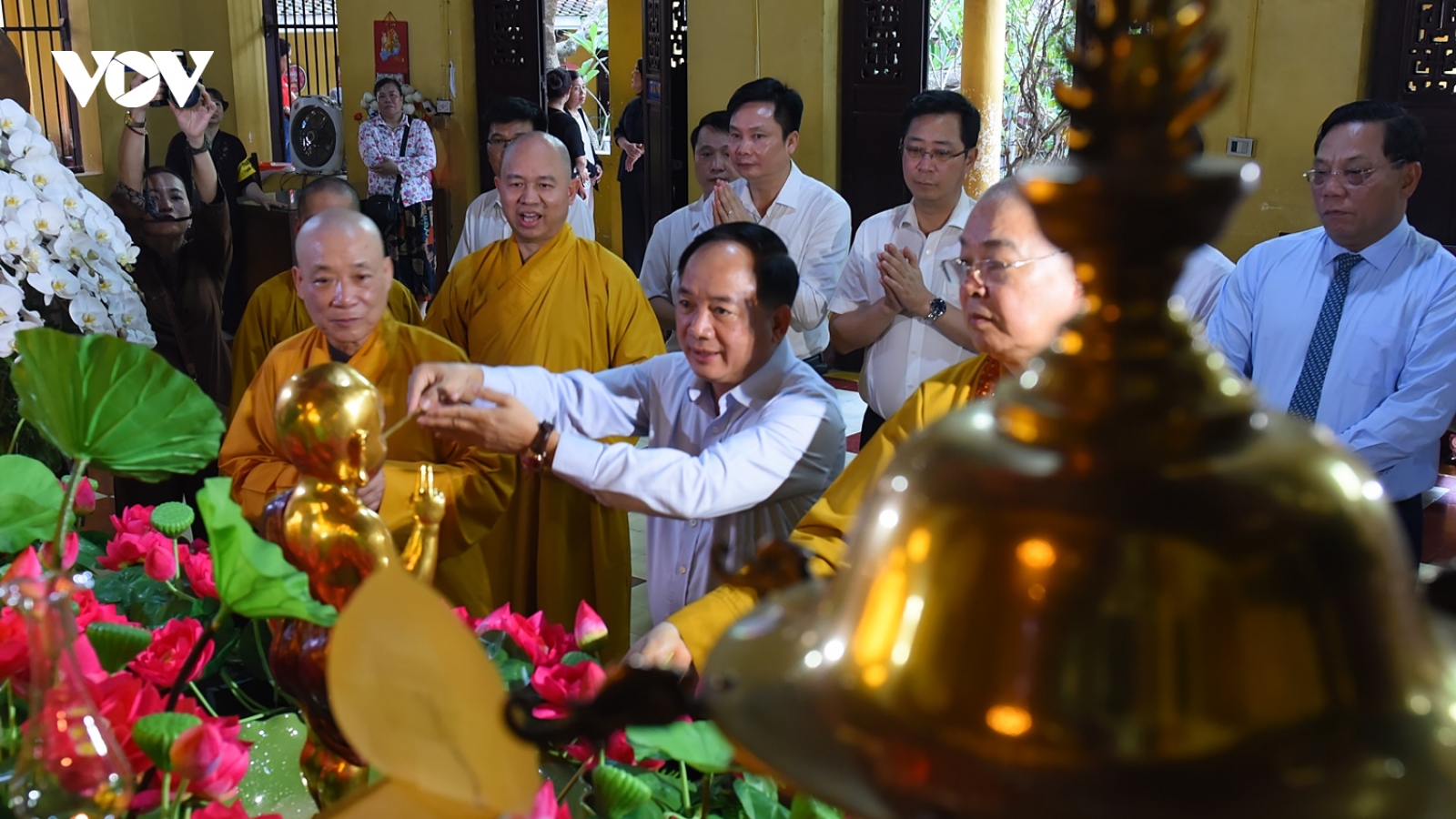 Trưởng Ban Tuyên giáo và Dân vận Trung ương thực hiện nghi lễ tắm Phật tại Hà Nội