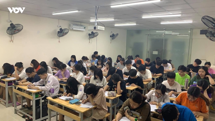 Hà Nội: Phụ huynh đồng hành cùng con trước kỳ thi vào lớp 10 THPT