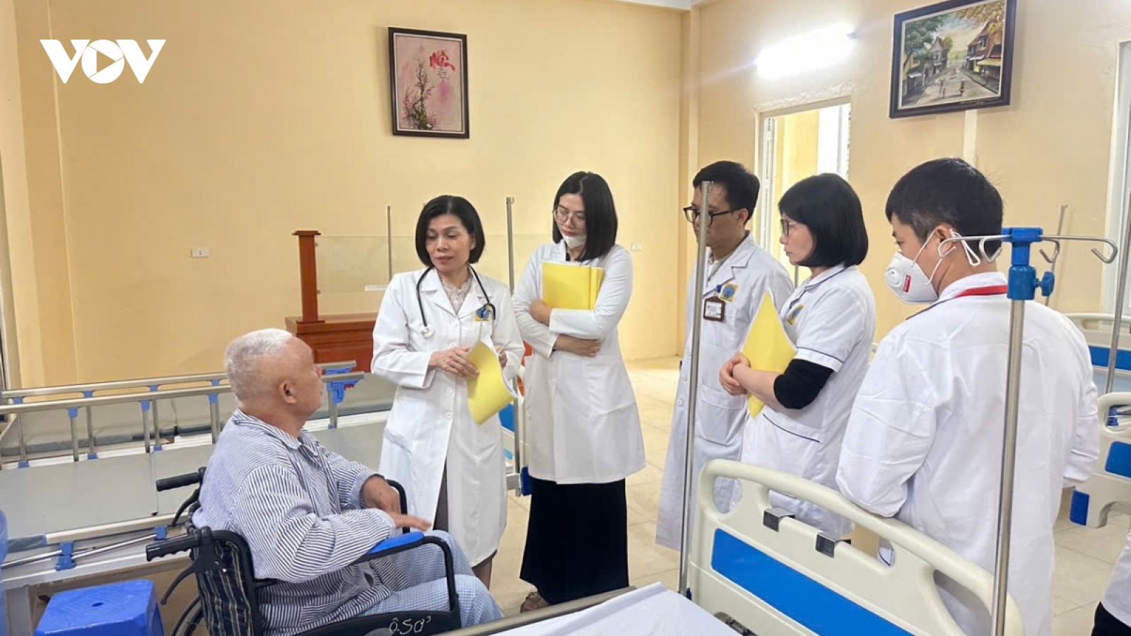 Sợ ngã, ngại vận động: Vòng xoắn nguy hiểm ở người cao tuổi