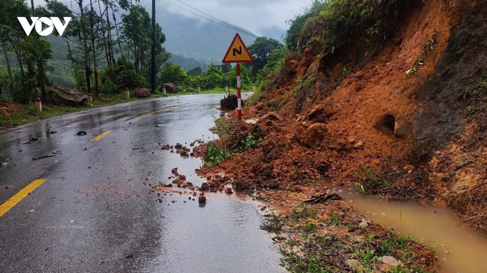 Ngập cục bộ nhiều khu vực tại tỉnh Quảng Ninh gây nguy cơ sạt lở