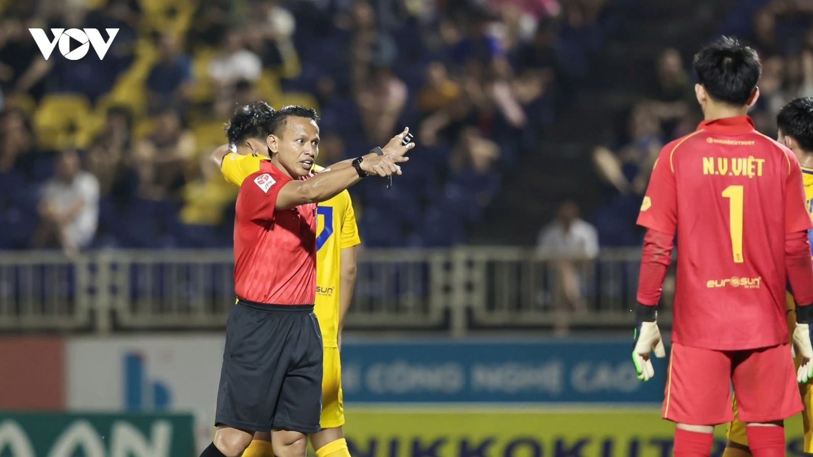 Vòng 22 V-League 2025/2026: VPF thuê 2 trọng tài ngoại bắt các trận cầu nóng