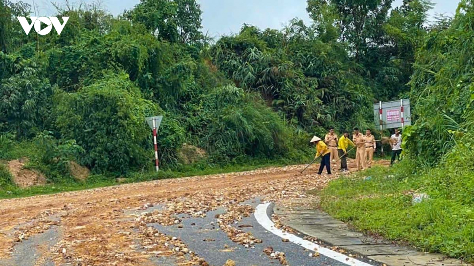 Cảnh sát giao thông Phú Thọ khẩn trương khắc phục sự cố sạt lở trên Tỉnh lộ 316