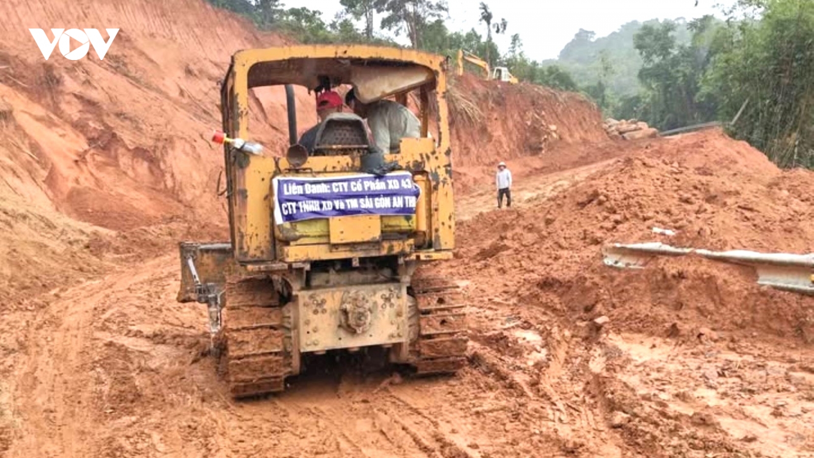 Sạt lở đèo Gia Bắc (Lâm Đồng), giao thông Quốc lộ 28 chia cắt tạm thời