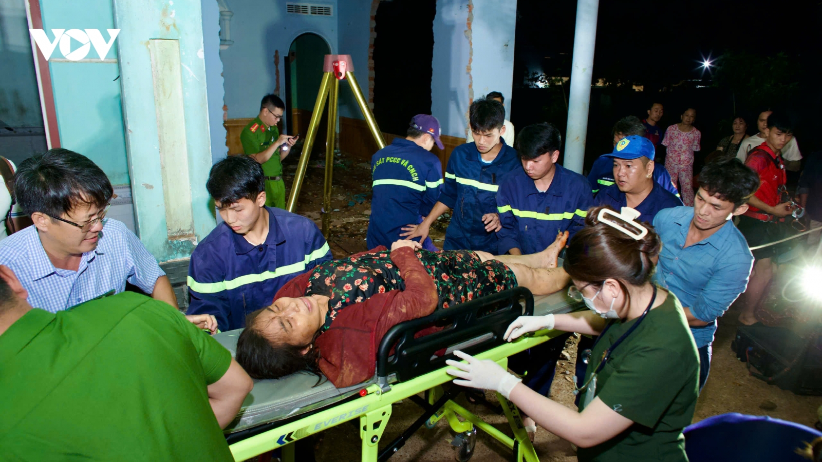 Cứu một phụ nữ sau nhiều giờ rơi xuống giếng sâu 30m ở Gia Lai