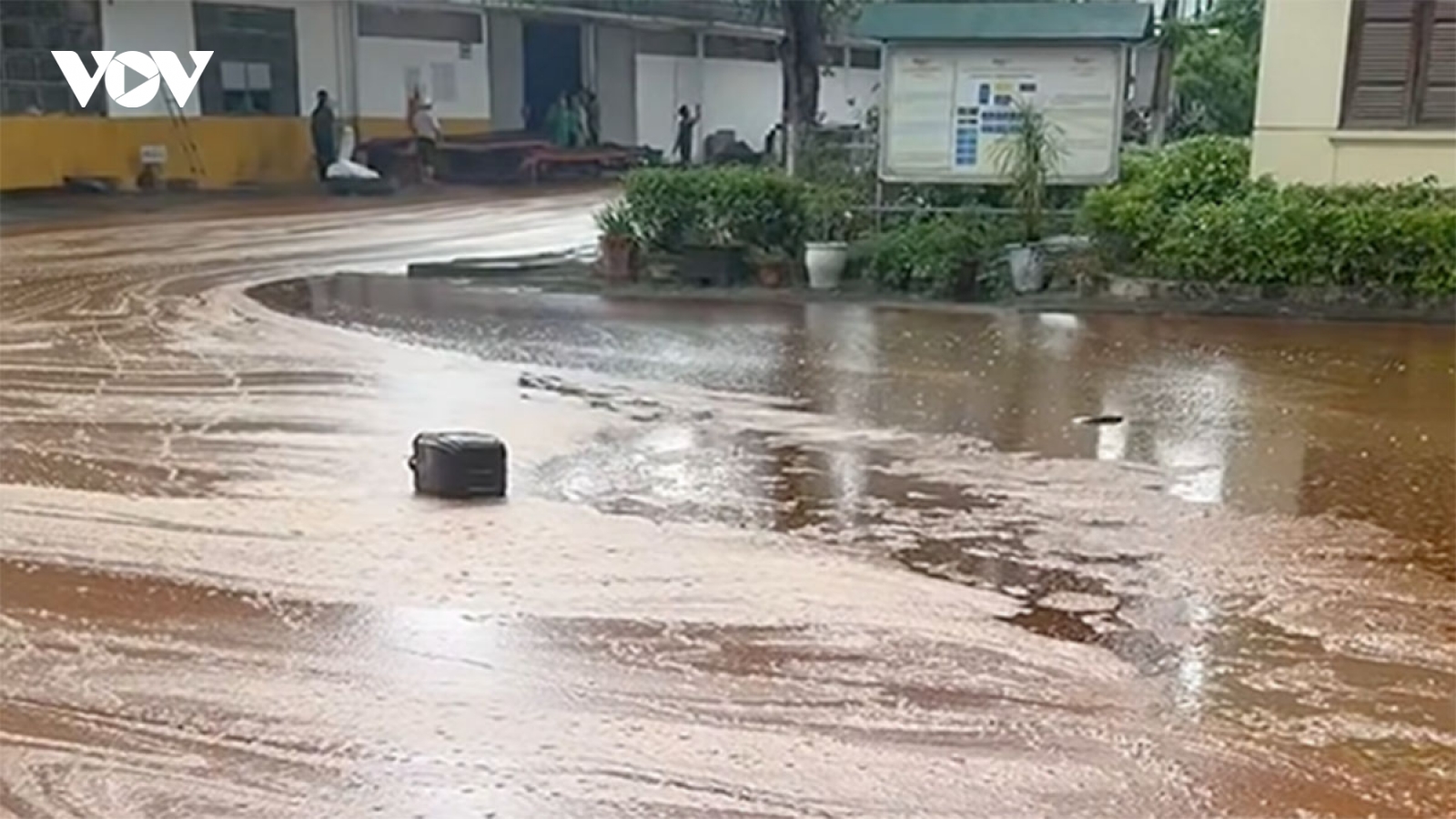 Sét đánh trúng bể chứa nhà máy đường ở Nghệ An, 2.000 tấn mật mía tràn ra ngoài