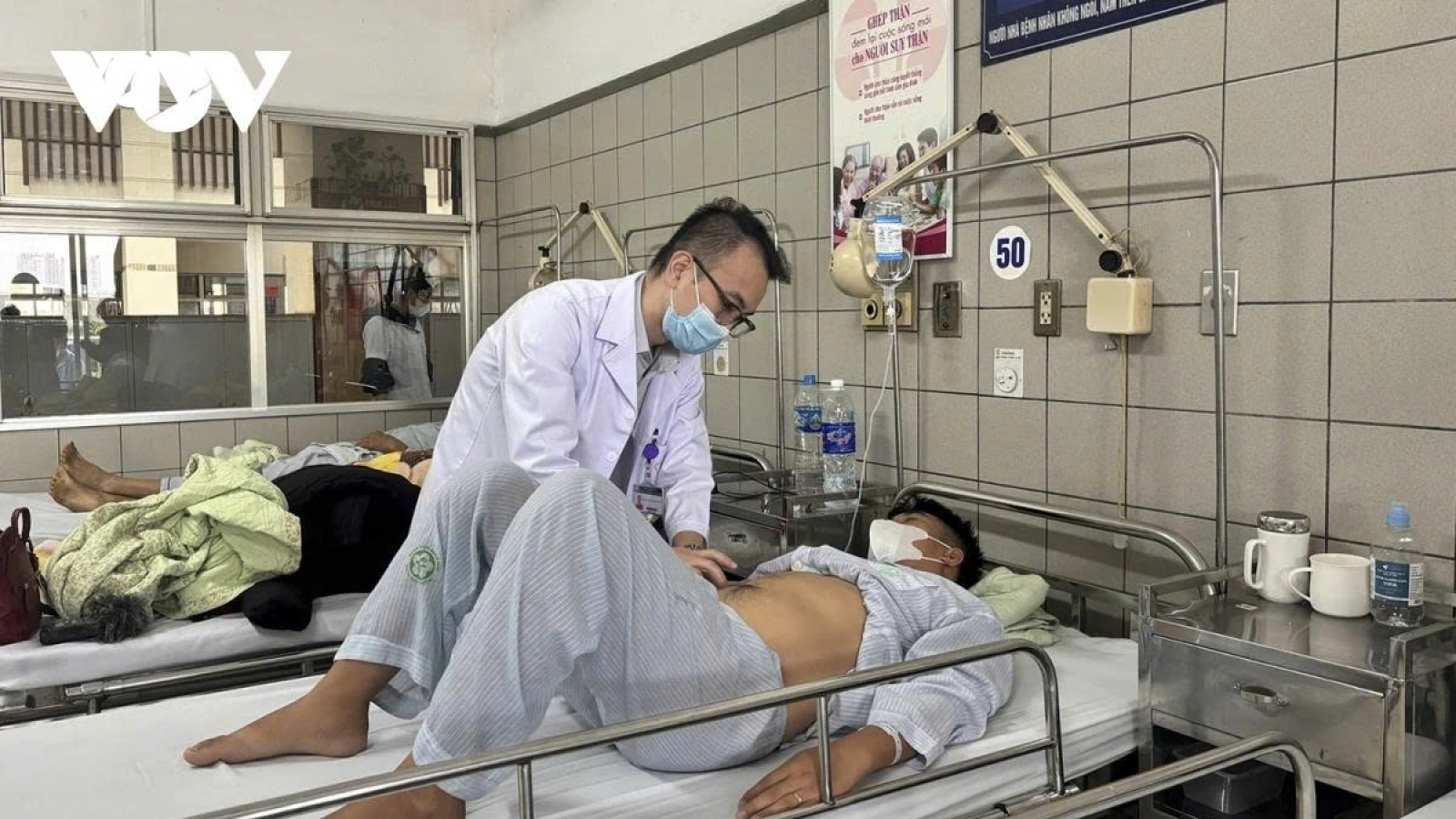 Không còn là bệnh tuổi già: Bệnh mạn tính đang tấn công người trẻ