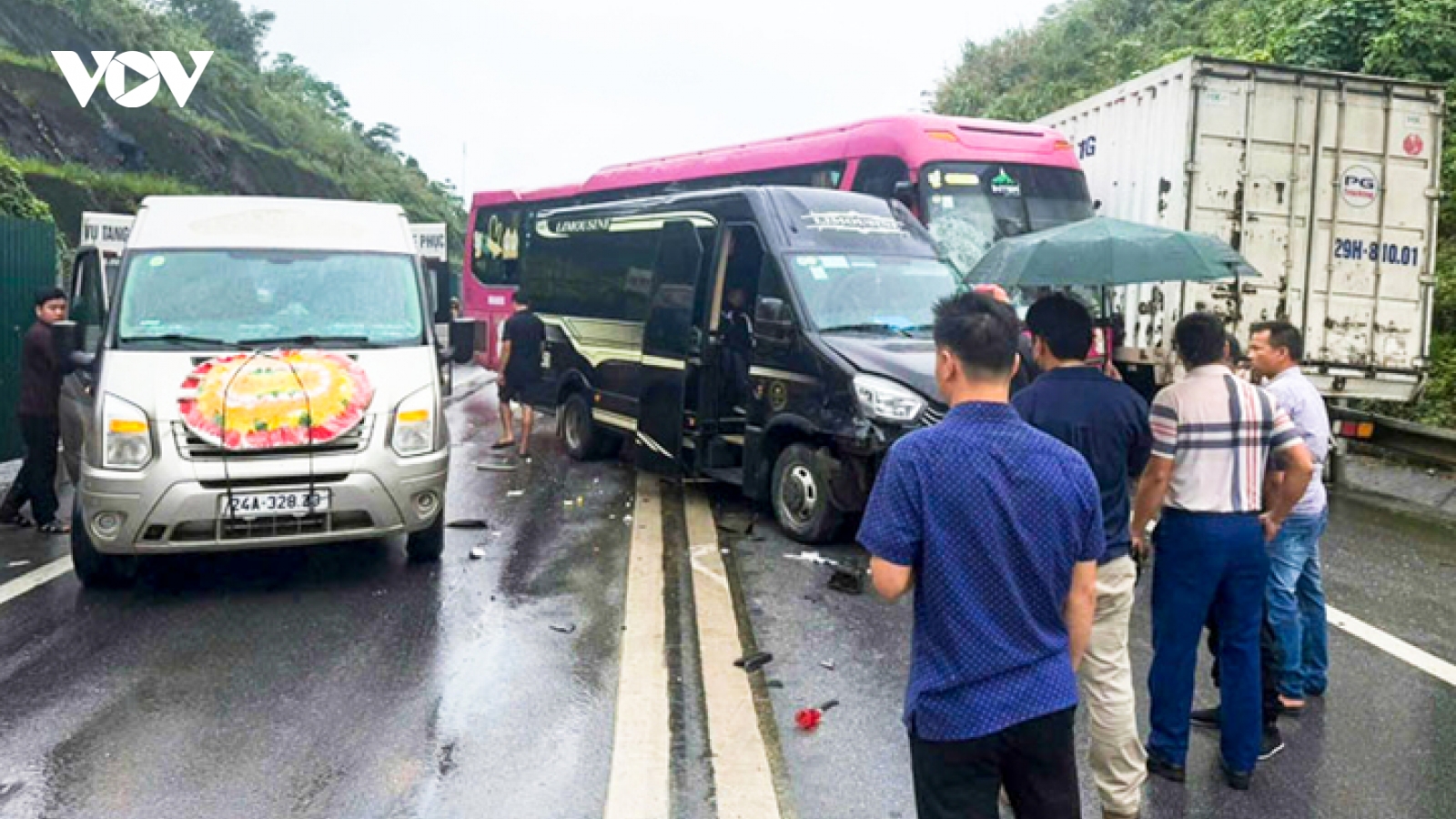 4 ô tô tông liên hoàn trên cao tốc Nội Bài - Lào Cai